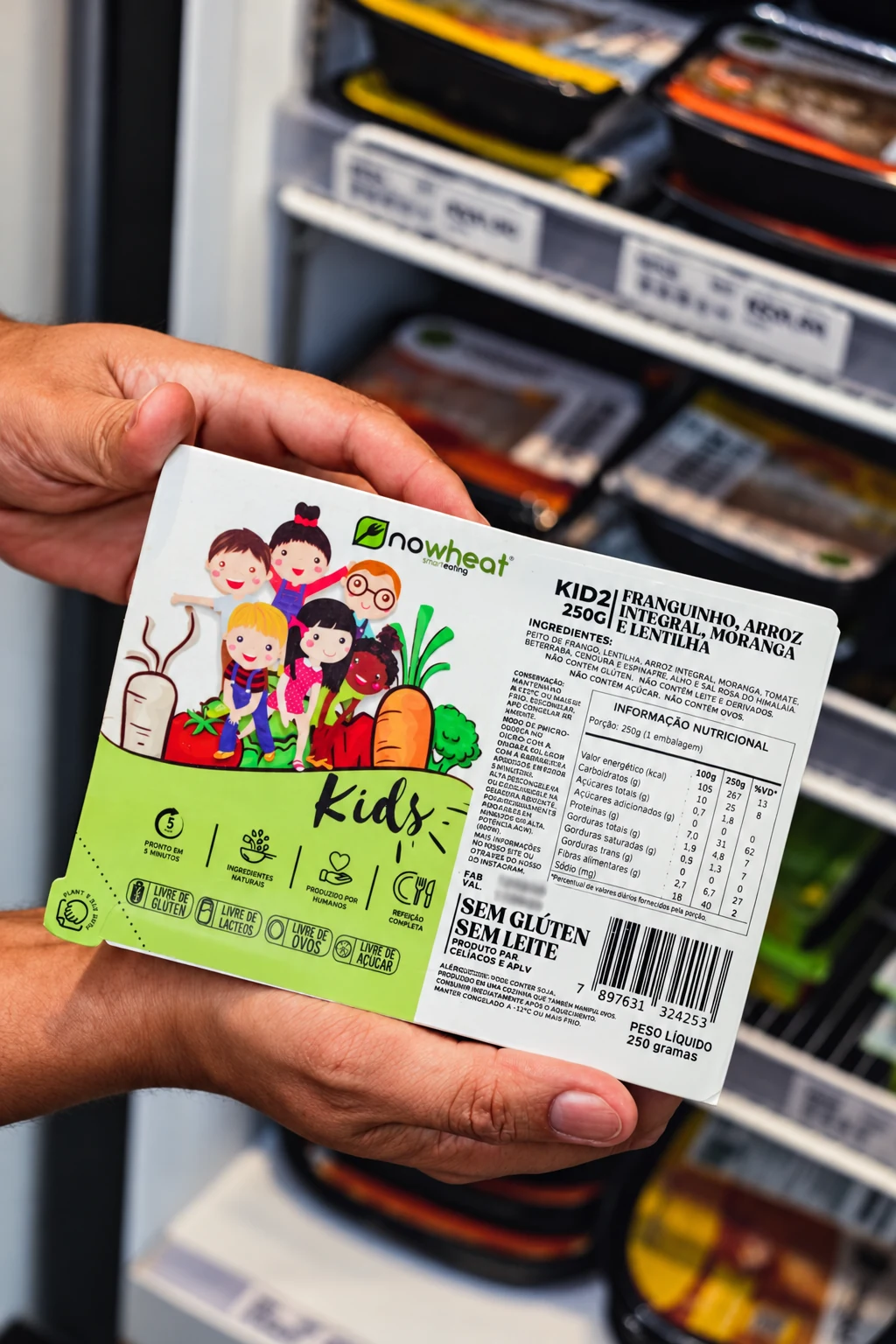 Refeição Nowheat Kids apresentada diante dos produtos na loja.