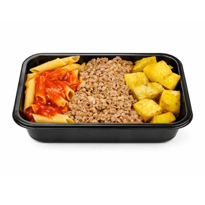 Macarrão com carne moída e batata doce assada