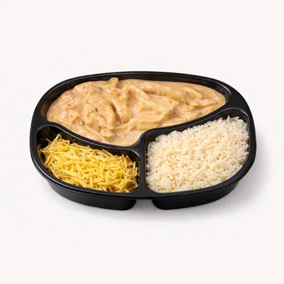 Estrogonofe de frango, arroz e batata palha