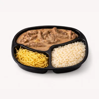 Estrogonofe de carne arroz e batata palha