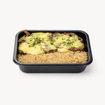 Iscas de carne ao molho mostarda com arroz de quinoa