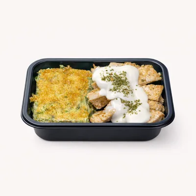 Cubos de frango ao molho de requeijão e suflê de espinafre
