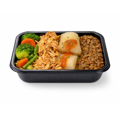 Frango desfiado, aipim lentilha e mix de legumes