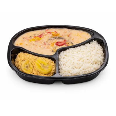 Moqueca de tilápia, arroz e farofa