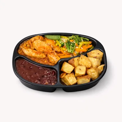 Peito de frango, feijão vermelho, batata-doce assada e legumes