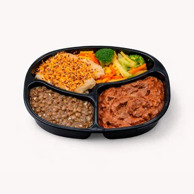 Carne desfiada ao molho de tomate, aipim com farofa de quinoa, lentilha e legumes