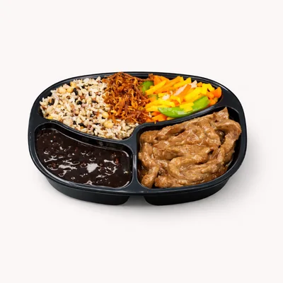 Estrogonofe com leite de castanha, arroz multi grãos, feijão, legumes e crispy de batata doce