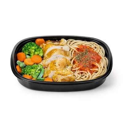 Sobrecoxa de frango, macarrão integral com molho de tomate e legumes
