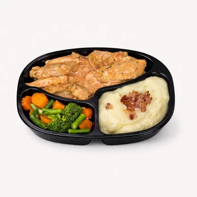 Estrogonofe de peito de frango, purê de batata com bacon e mix de legumes