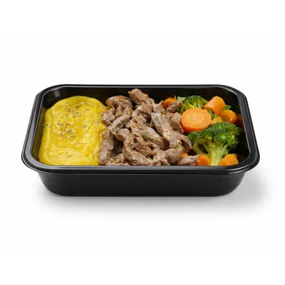 Purê de batata baroa, iscas de carne e legumes