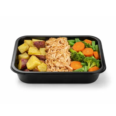 Batata doce em cubos assada, peito de frango e legumes