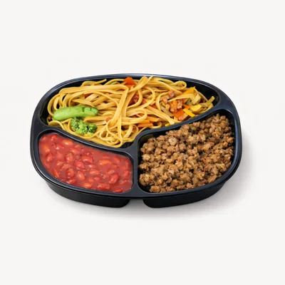Vegana macarrão de arroz com vegetais, bolonhesa de soja e feijão vermelho