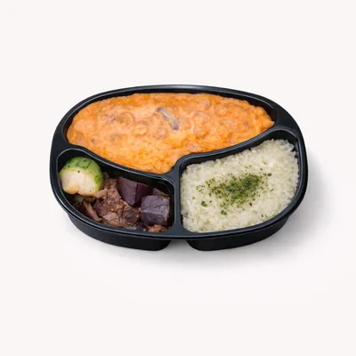 Vegana estrogonofe de grão de bico, purê de batata doce, berinjela e abobrinha