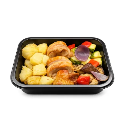 Sobrecoxa de frango com mandioca rústica e legumes na brasa