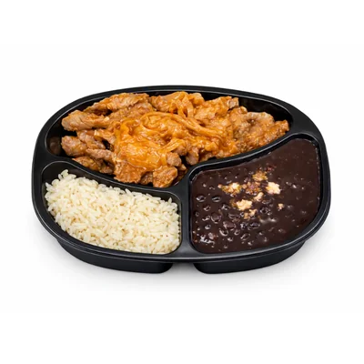 Feijão, arroz e iscas de carne acebolada