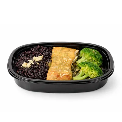 Salmão ao molho de laranja, arroz negro e brócolis