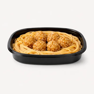 Macarrão com molho rosé e nuggets de peito de frango